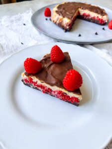 Dieser Himbeer Brownie Käsekuchen ist eine tolle Alternative für alle, die beim Abnehmen nicht auf Süßes verzichten wollen.
Denn er schmeckt zwar süß, ist aber sehr zuckerarm udn hat gerade einmal 113 kcal pro 100 g.
