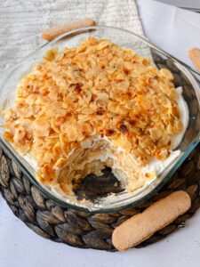 Dieses Bienenstich Tiramisu ist nicht nur das leckerste Tiramisu, das wir in letzter Zeit zubereitet haben, sondern eignet sich auch gut für Deine Diät.
Denn es ist relativ kalorienarm (nur 187 kcal pro 100 g) und darüber hinaus mega eiweißreich. www.mybodyartist.de