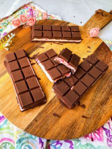 Dieses Protein Yogurette Eiskonfekt ist perfekt für alle, die beim Abnehmen nicht auf Süßes verzichten wollen.
Denn es ist nicht nur sehr kalorienarm (nur 129 kcal pro Riegel), sondern auch zuckerarm und reich an sattmachenden Proteinen. www.mybodyartist.de