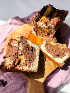 Dieses Käsekuchen Bananenbrot ist perfekt für alle, die sich nicht zwischen Cheesecake und Bananabread entscheiden können. Und darüber hinaus eignet es sich auch noch perfekt zum Abnehmen. Denn es ist zuckerfrei und hat gerade einmal 129 Kalorien pro 100 g. www.mybodyartist.de