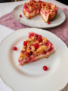 Dieser Low Carb Johannisbeerenkuchen ist perfekt für alle, die jetzt im Sommer noch etwas abnehmen wollen ohne dabei auf Süßes zu verzichten.
Denn er hat gerade einmal 116 kcal pro 100 g und ist zudem reich an Proteinen und Ballaststoffen, die Deinen Heißhunger stillen. www.mybodyartist.de