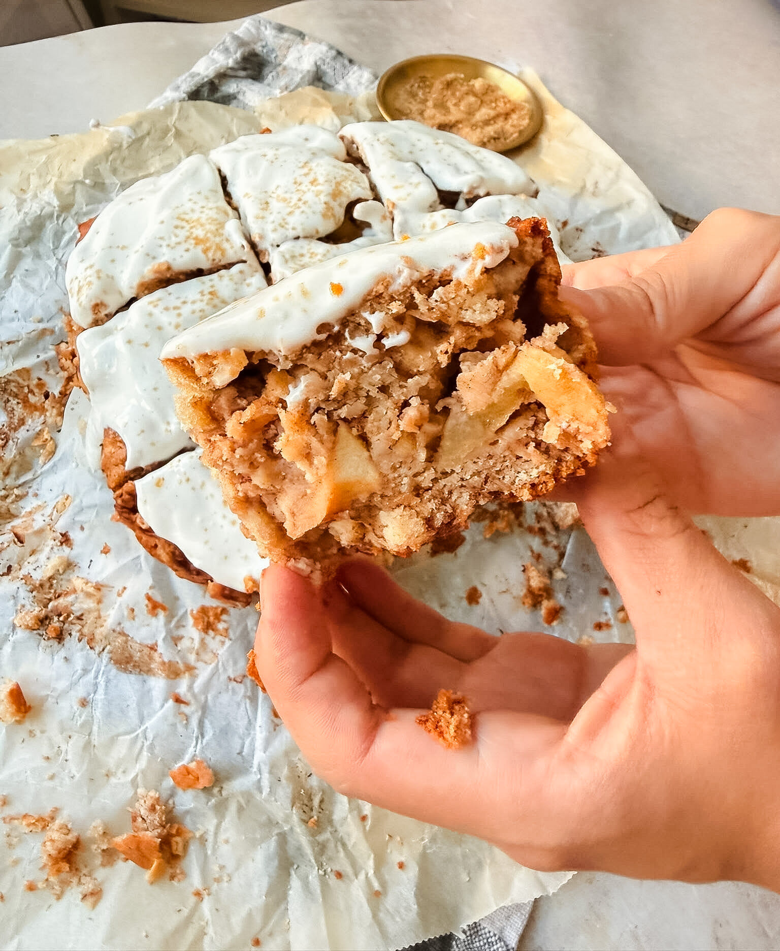 Dieser Apfel Zimtschneckenkuchen eignet sich perfekt für alle, die sich figurbewusst ernähren wollen. www.mybodyartist.de